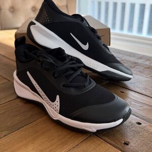 Nike OMNI Multi-Court (GS), Color Black/white Size 3.5Y